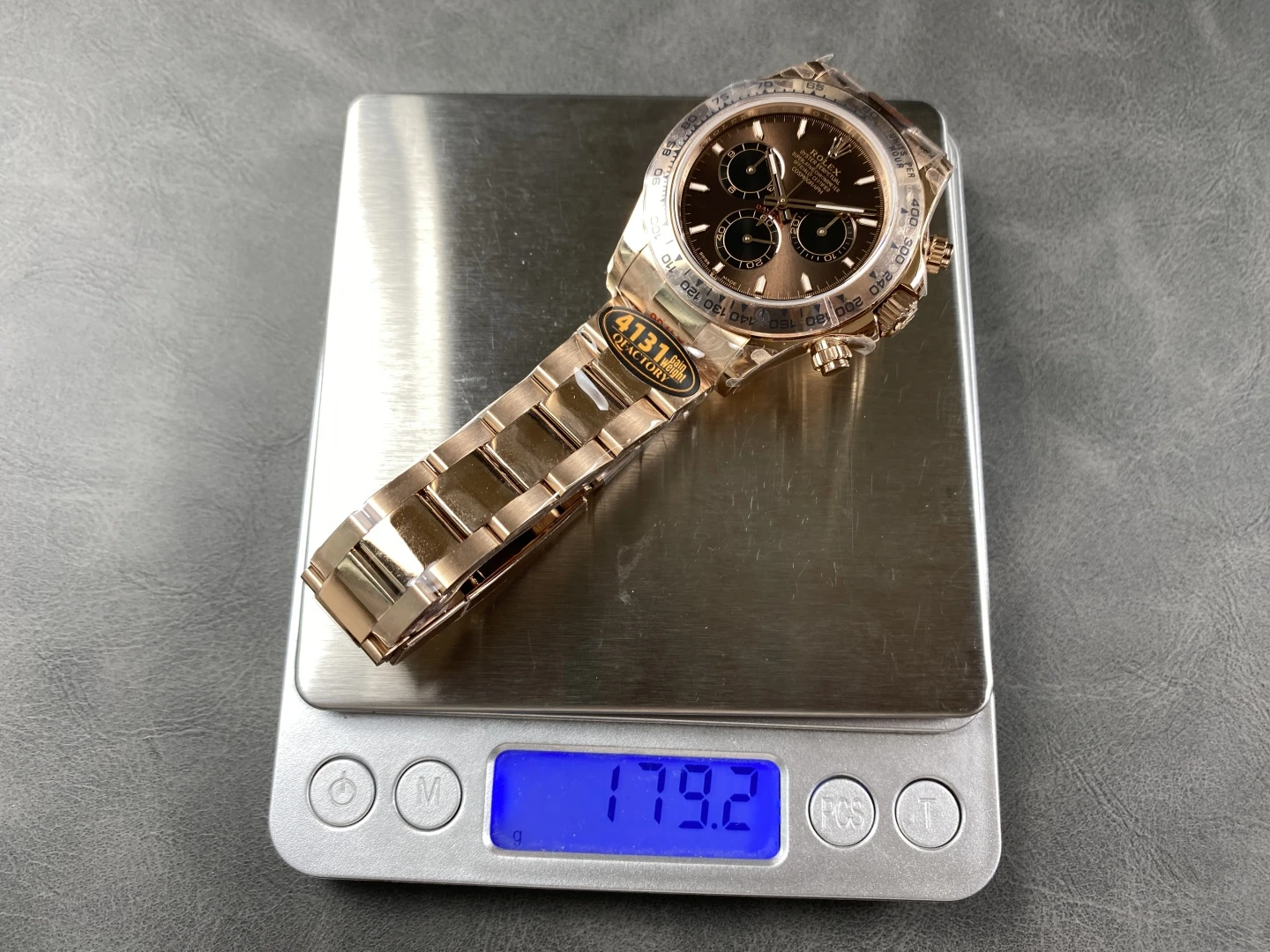 ĐỒNG HỒ ROLEX DAYTONA 126505-0005 REPLICA MẠ VÀNG HỒNG MẶT SỐ CHOCOLATE CỌC DẠ QUANG QF FACTORY 40MM (1) DONG HO ROLEX DAYTONA 126505 0005 REPLICA MA VANG HONG MAT SO CHOCOLATE COC DA QUANG QF FACTORY 40MM 1