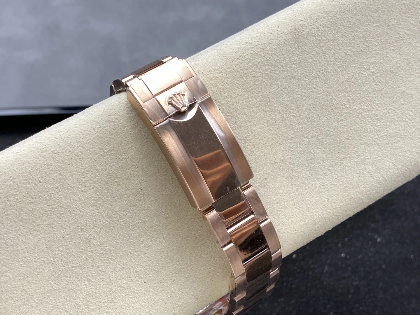 ĐỒNG HỒ ROLEX DAYTONA 126505-0005 REPLICA MẠ VÀNG HỒNG MẶT SỐ CHOCOLATE CỌC DẠ QUANG QF FACTORY 40MM (2) DONG HO ROLEX DAYTONA 126505 0005 REPLICA MA VANG HONG MAT SO CHOCOLATE COC DA QUANG QF FACTORY 40MM 2