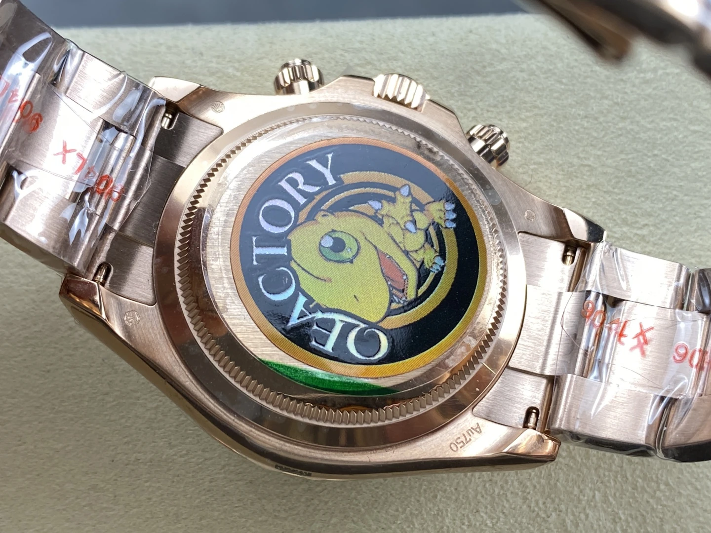 ĐỒNG HỒ ROLEX DAYTONA 126505-0005 REPLICA MẠ VÀNG HỒNG MẶT SỐ CHOCOLATE CỌC DẠ QUANG QF FACTORY 40MM (3) DONG HO ROLEX DAYTONA 126505 0005 REPLICA MA VANG HONG MAT SO CHOCOLATE COC DA QUANG QF FACTORY 40MM 3