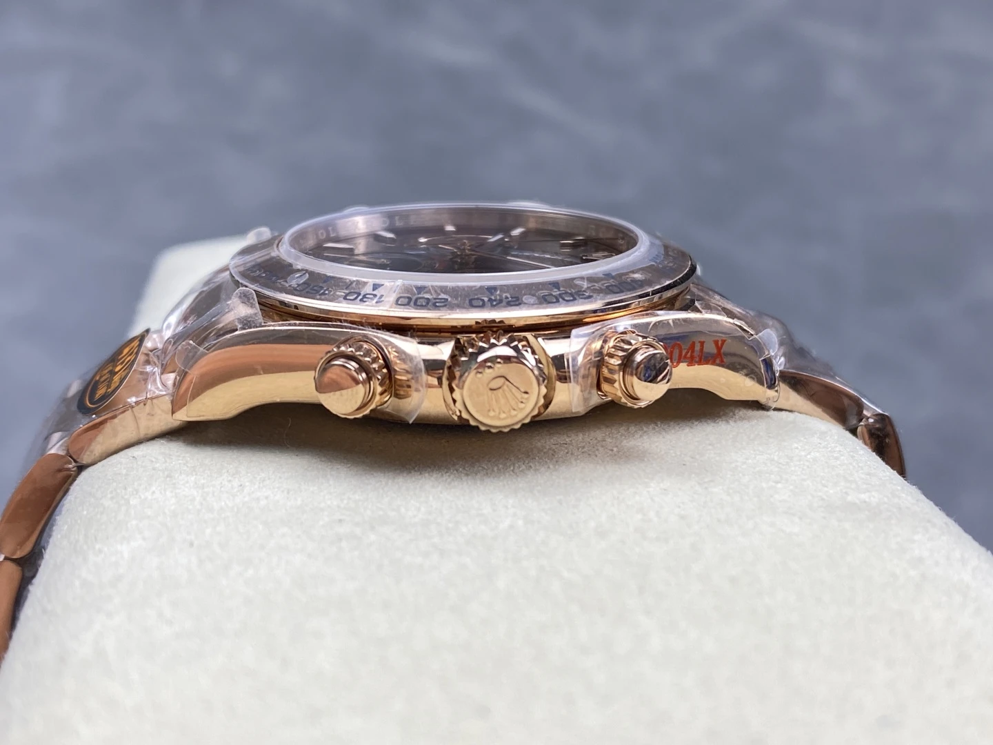 ĐỒNG HỒ ROLEX DAYTONA 126505-0005 REPLICA MẠ VÀNG HỒNG MẶT SỐ CHOCOLATE CỌC DẠ QUANG QF FACTORY 40MM (5) DONG HO ROLEX DAYTONA 126505 0005 REPLICA MA VANG HONG MAT SO CHOCOLATE COC DA QUANG QF FACTORY 40MM 5