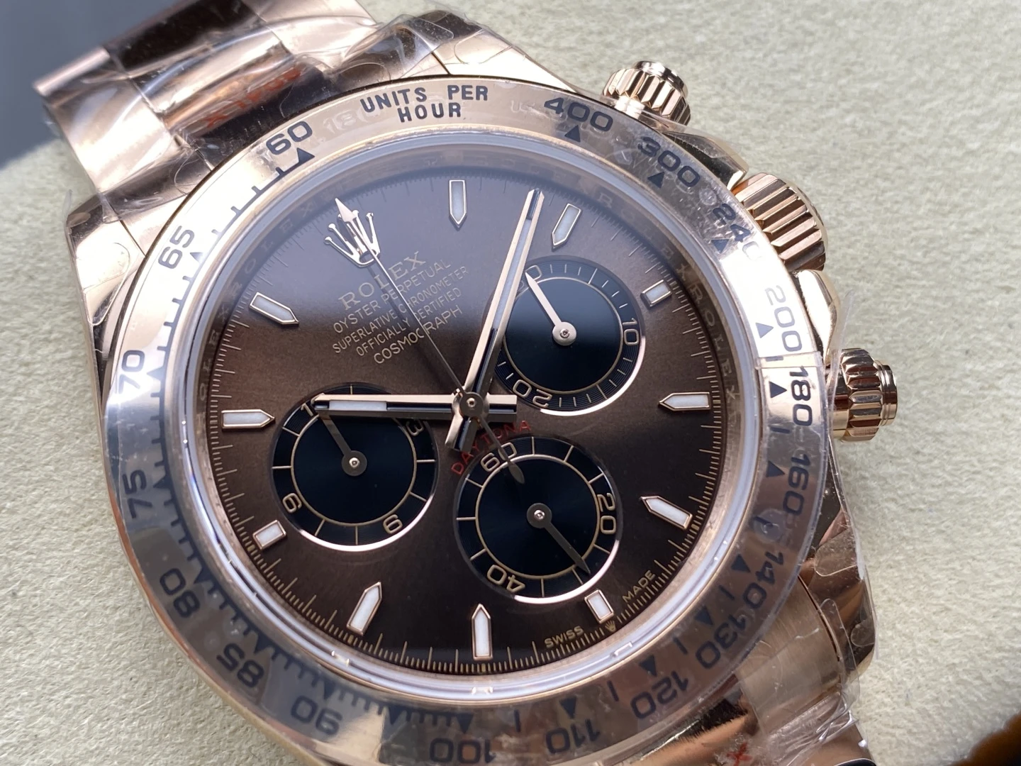 ĐỒNG HỒ ROLEX DAYTONA 126505-0005 REPLICA MẠ VÀNG HỒNG MẶT SỐ CHOCOLATE CỌC DẠ QUANG QF FACTORY 40MM (6) DONG HO ROLEX DAYTONA 126505 0005 REPLICA MA VANG HONG MAT SO CHOCOLATE COC DA QUANG QF FACTORY 40MM 6