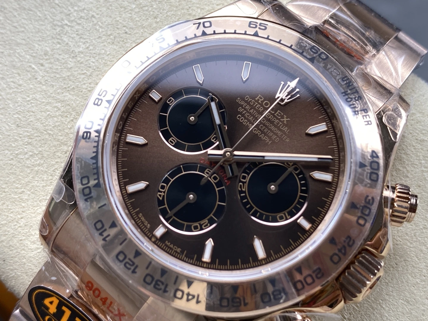 ĐỒNG HỒ ROLEX DAYTONA 126505-0005 REPLICA MẠ VÀNG HỒNG MẶT SỐ CHOCOLATE CỌC DẠ QUANG QF FACTORY 40MM (8) DONG HO ROLEX DAYTONA 126505 0005 REPLICA MA VANG HONG MAT SO CHOCOLATE COC DA QUANG QF FACTORY 40MM 8