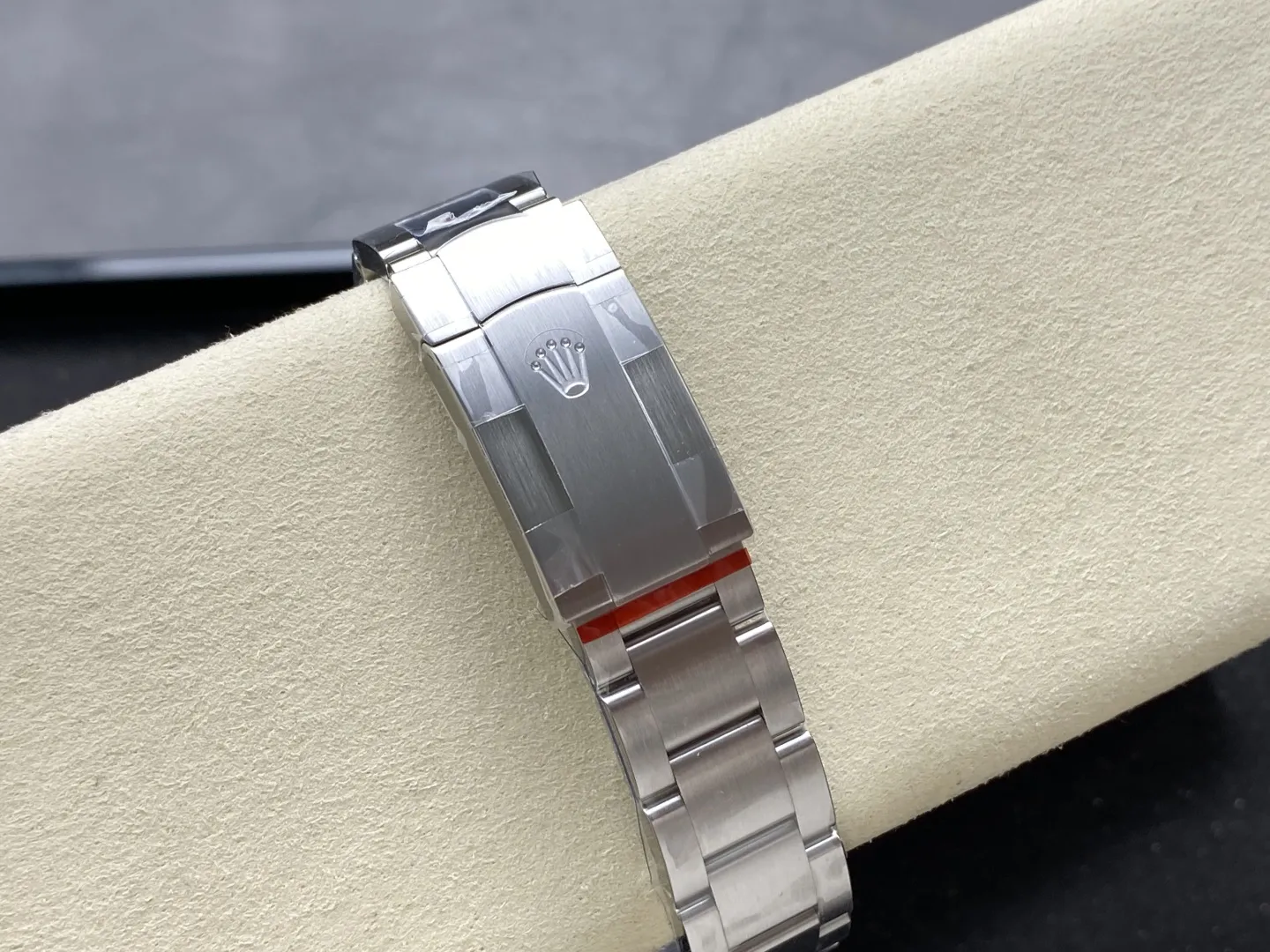 ĐỒNG HỒ ROLEX OYSTER PERPETUAL M124300-0002 REPLICA CAO CẤP MẶT SỐ MÀU ĐEN 36-42MM (2) DONG HO ROLEX OYSTER PERPETUAL M124300 0002 REPLICA CAO CAP MAT SO MAU DEN 36 42MM 2