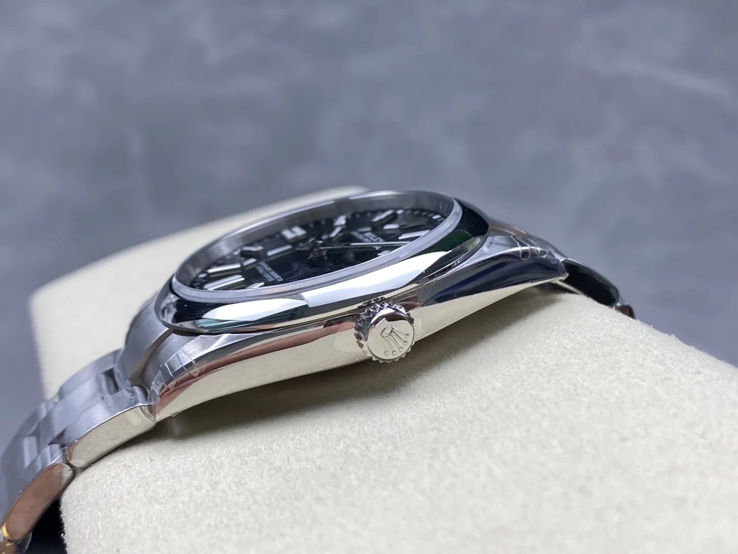 ĐỒNG HỒ ROLEX OYSTER PERPETUAL M124300-0002 REPLICA CAO CẤP MẶT SỐ MÀU ĐEN 36-42MM (4) DONG HO ROLEX OYSTER PERPETUAL M124300 0002 REPLICA CAO CAP MAT SO MAU DEN 36 42MM 4