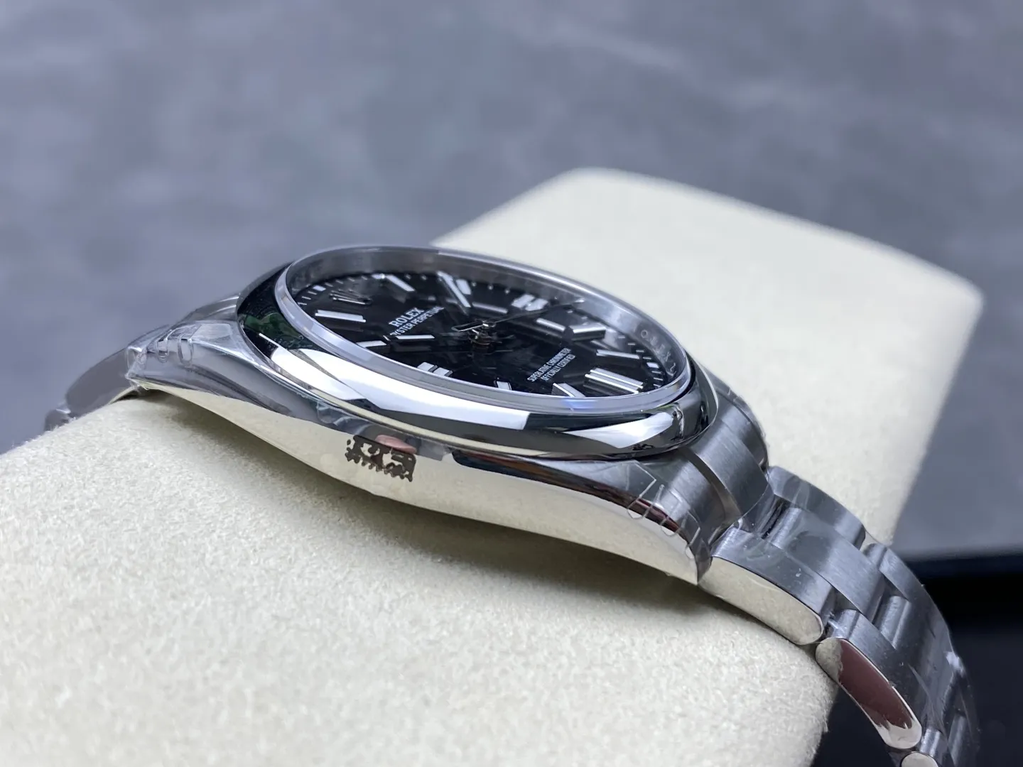 ĐỒNG HỒ ROLEX OYSTER PERPETUAL M124300-0002 REPLICA CAO CẤP MẶT SỐ MÀU ĐEN 36-42MM (5) DONG HO ROLEX OYSTER PERPETUAL M124300 0002 REPLICA CAO CAP MAT SO MAU DEN 36 42MM 5