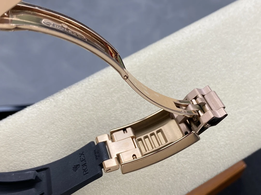 ĐỒNG HỒ ROLEX YACHT-MASTER REPLICA TINH CHỈNH TRỌNG LƯỢNG BẢN MẠ VÀNG HỒNG MẶT ĐEN CHUẨN AUTH AR FACTORY 40MM (7) DONG HO ROLEX YACHT MASTER REPLICA TINH CHINH TRONG LUONG BAN MA VANG HONG MAT DEN CHUAN AUTH AR FACTORY 40MM 7